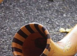 Das Alphorn lässt nur Töne aus der Naturtonreihe hören (Foto: Wikimedia).